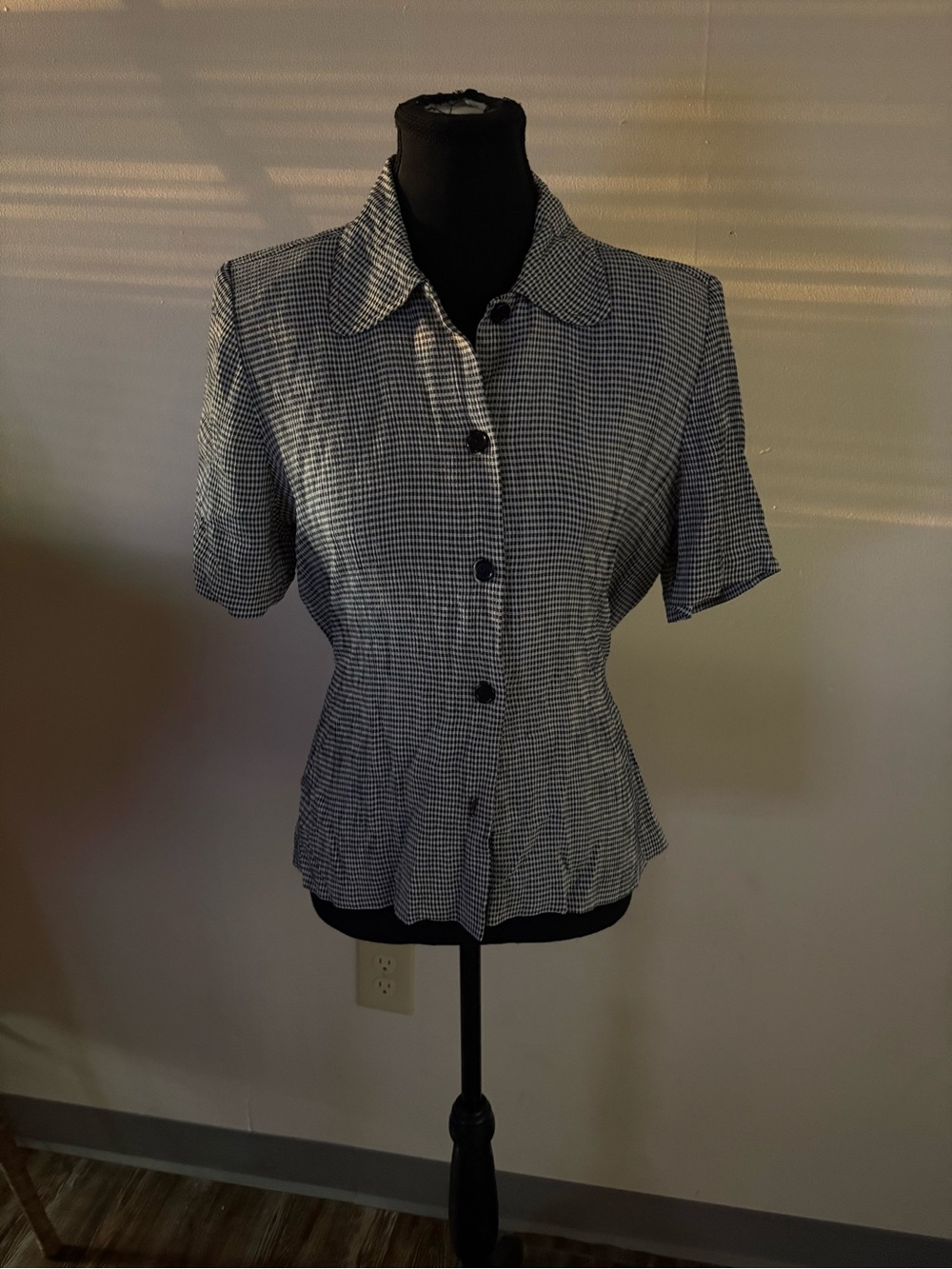 Women's Black & White Houndstooth Short-Sleeve Button Down Shirt